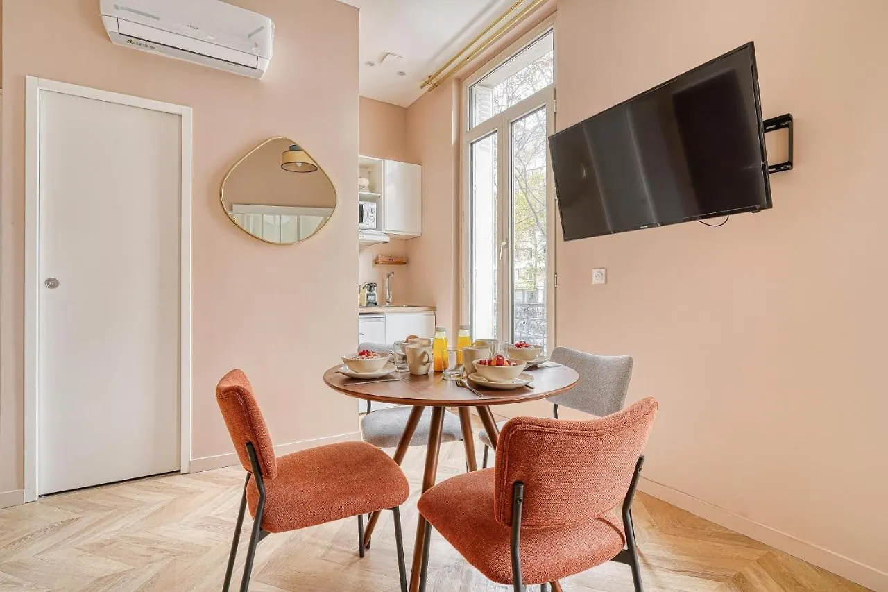 Appartement Place Du Marechal Juin - Gourgaud Paris Apartment
